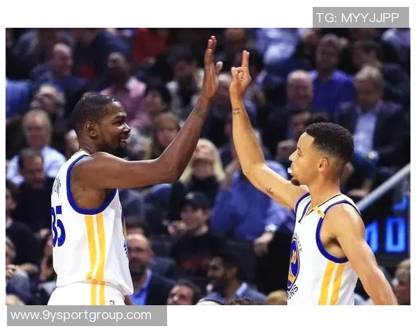 巴特勒盛赞库里:将球交给他后果然奇迹频现 巴特勒盛赞库里:将球交给他后果然奇迹频现