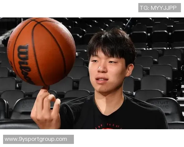 杨瀚森训练中展现神奇三分球网友称其进步显著不应被忽视